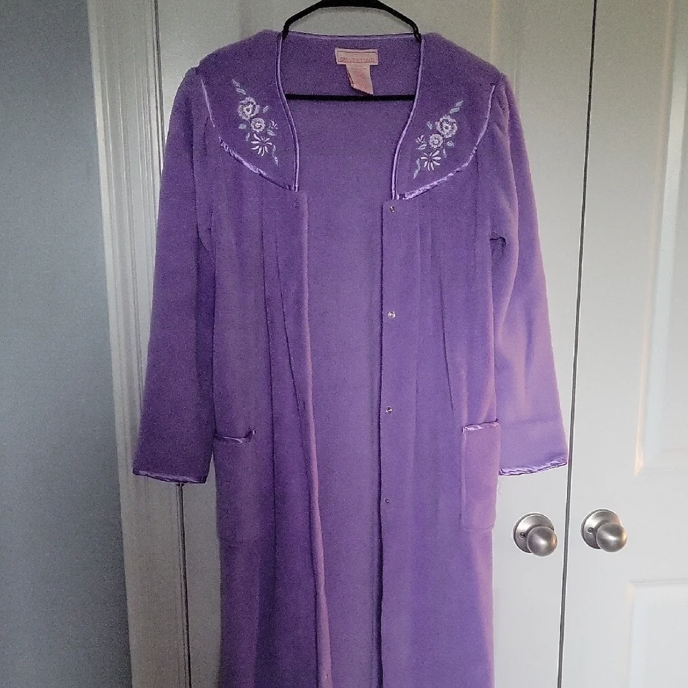 Vintage 60s/70s Light Purple Plush Robe With Floral Embroidery - Picture 1 of 3